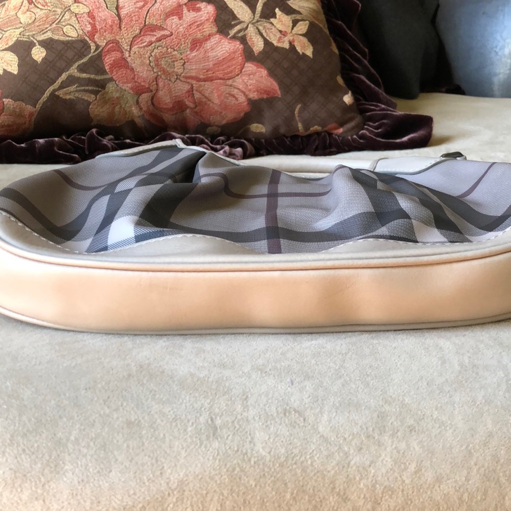 Burberry Smoked Trench Brooklyn Hobo - Picture 3 of 6